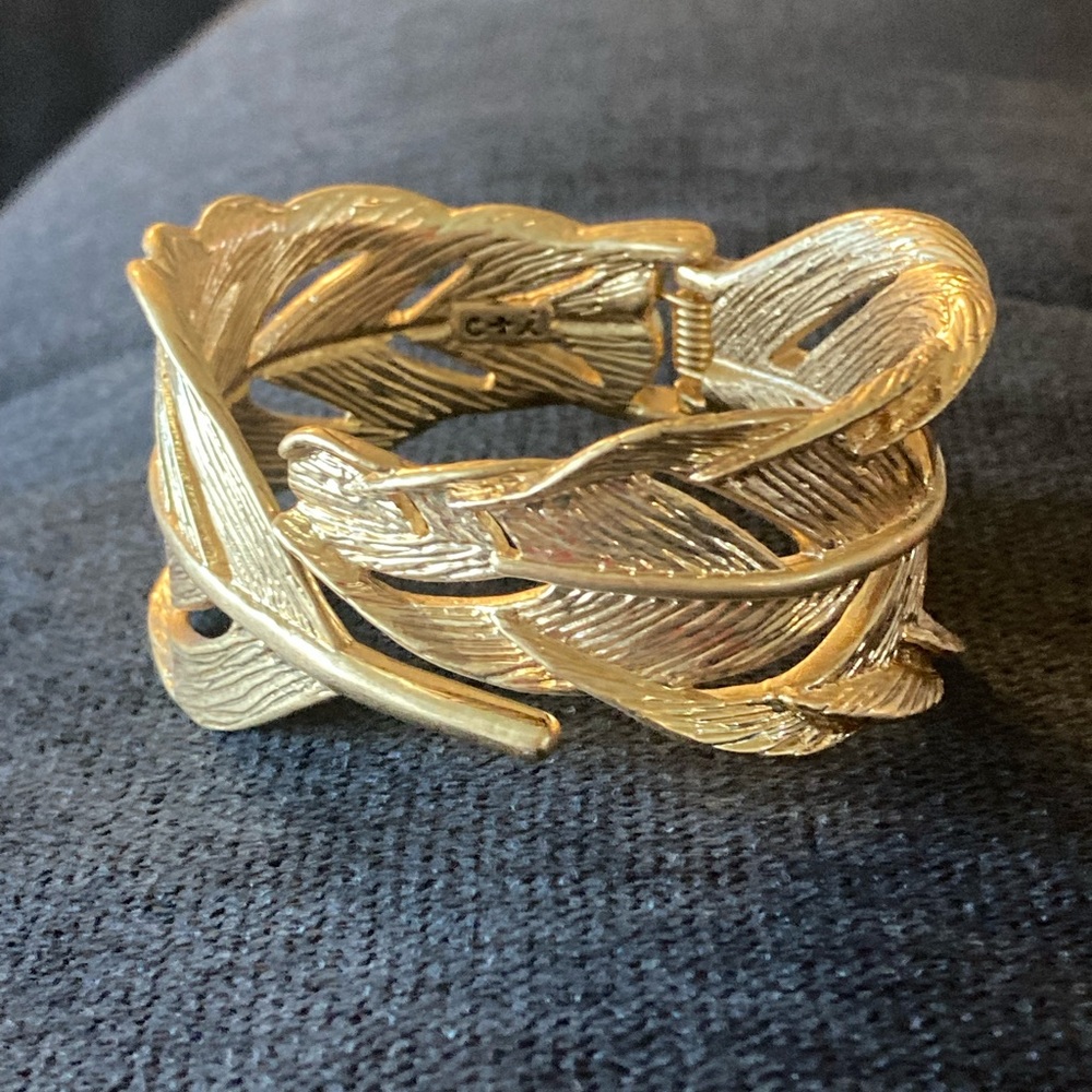 Chloe + Isabel goldtone leaf bracelet